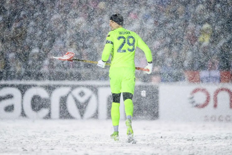 Trận đấu bị bao phủ bởi tuyết trắng