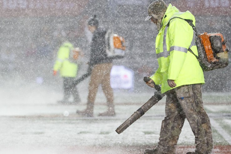 Sốc trận đấu diễn ra dưới bão tuyết & rét -8 độ C, cầu thủ phải dùng xẻng dọn tuyết - 3