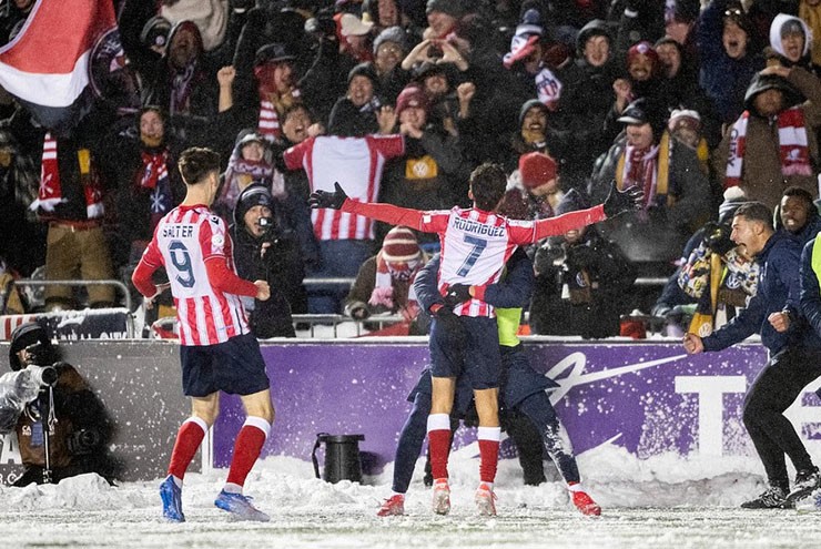 Sốc trận đấu diễn ra dưới bão tuyết & rét -8 độ C, cầu thủ phải dùng xẻng dọn tuyết - 5