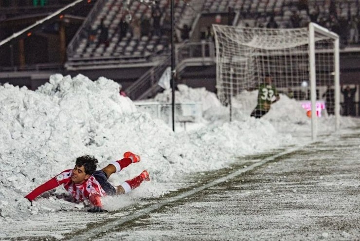 Sốc trận đấu diễn ra dưới bão tuyết & rét -8 độ C, cầu thủ phải dùng xẻng dọn tuyết - 6