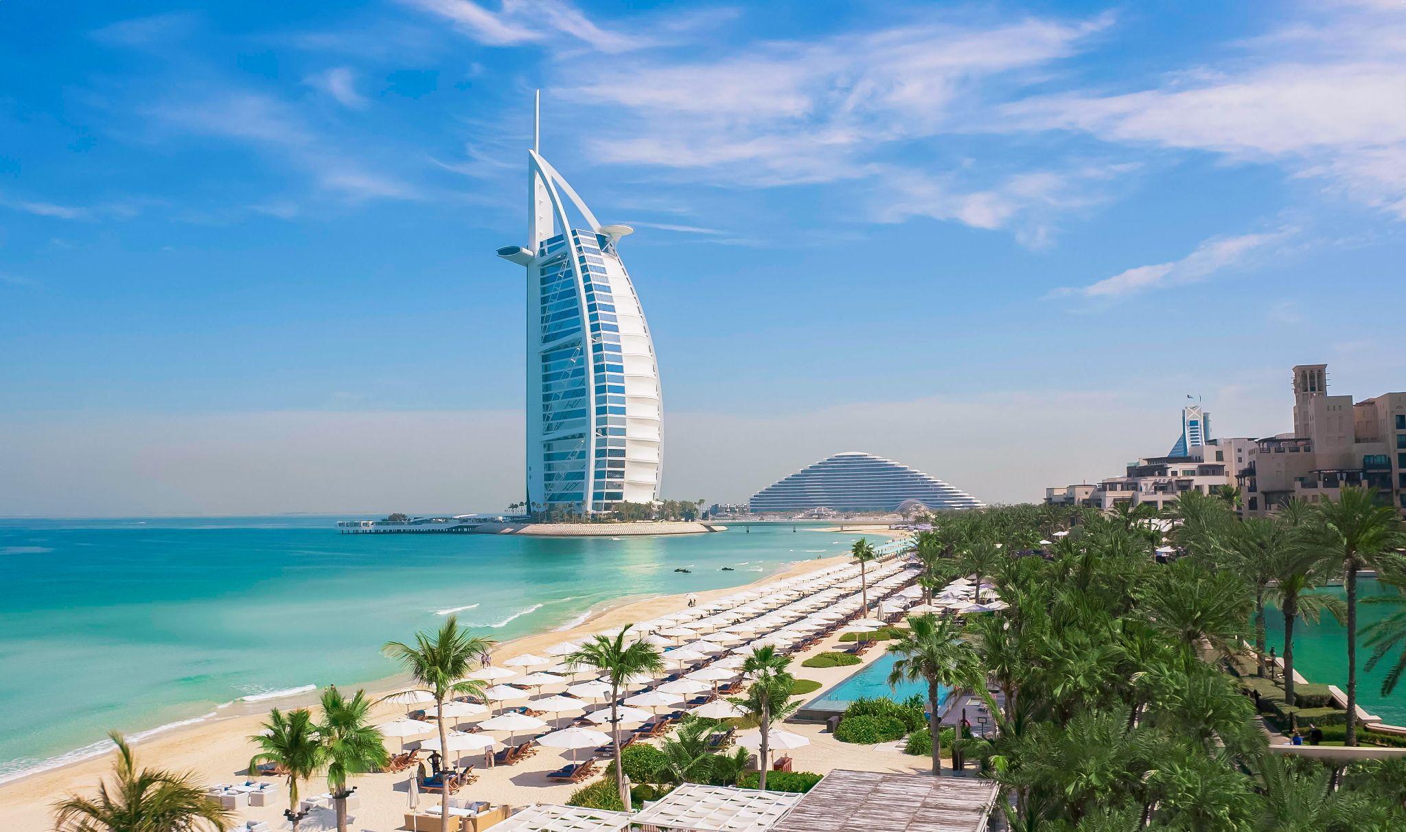 Burj Al Arab (Khách sạn cánh buồm) – Biểu tượng xa hoa của Dubai và là khách sạn 7 sao đầu tiên trên thế giới, nơi hội tụ đẳng cấp và sự tinh tế.