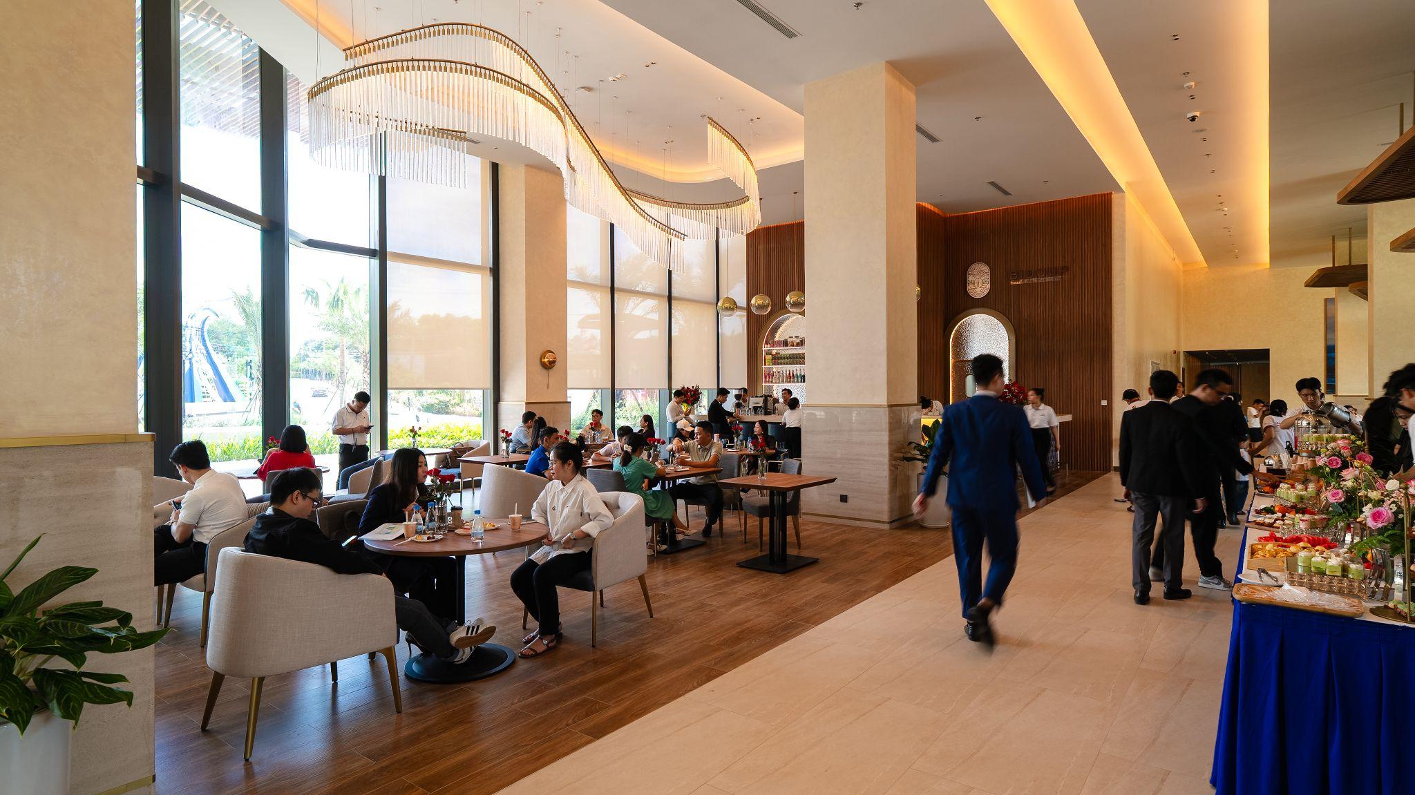 Sảnh đón Charm Resort Long Hải nhộn nhịp khách tham quan