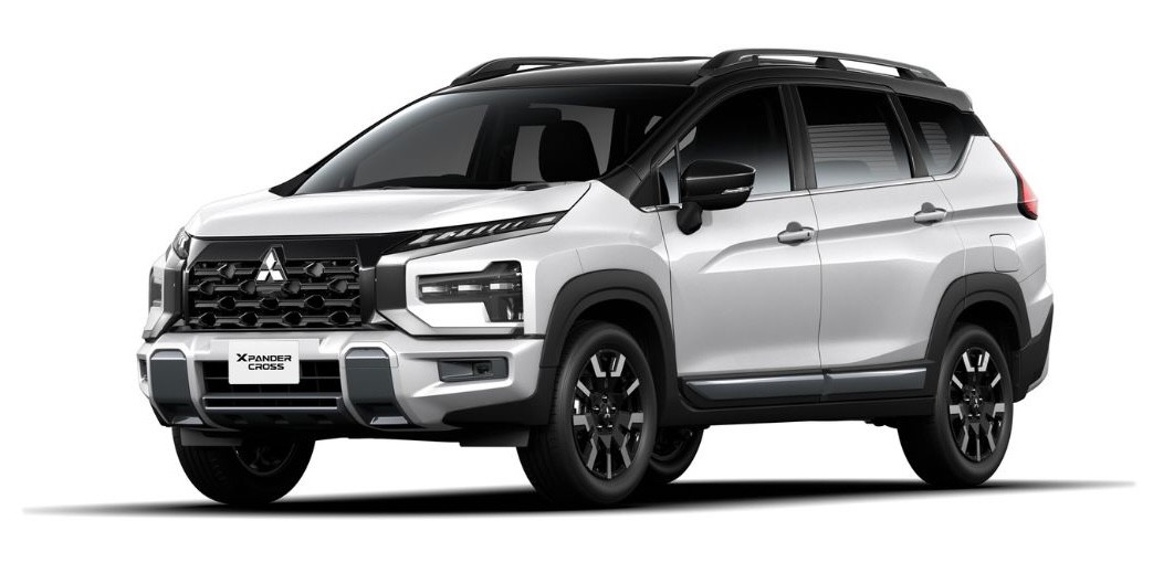 Xpander Cross 2023 (trái) và Xpander Cross 2025 (phải), cùng phiên bản màu trắng.