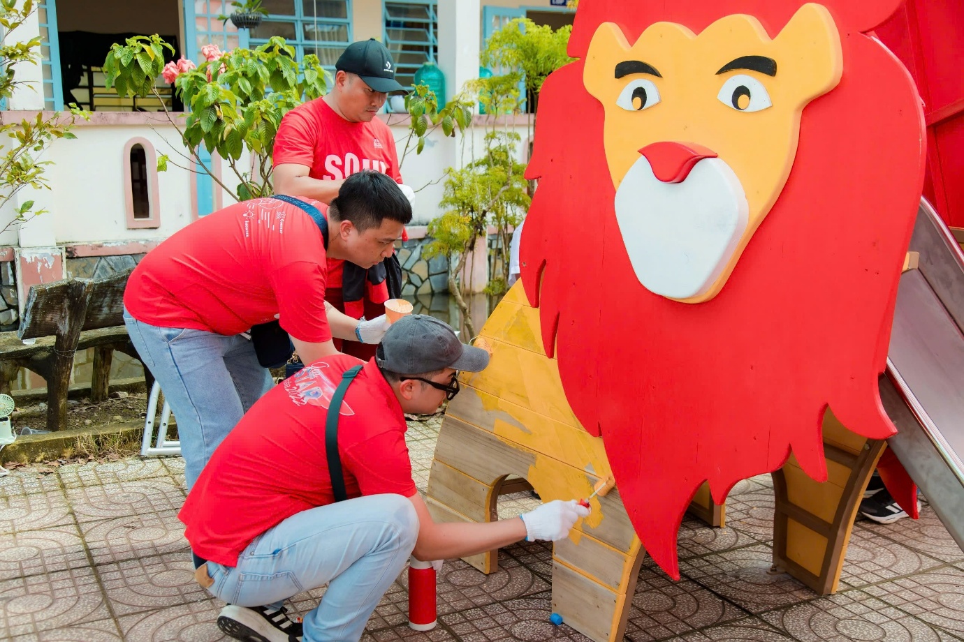 Đội ngũ của Generali Việt Nam chung tay hoàn thiện từng hạng mục sân chơi