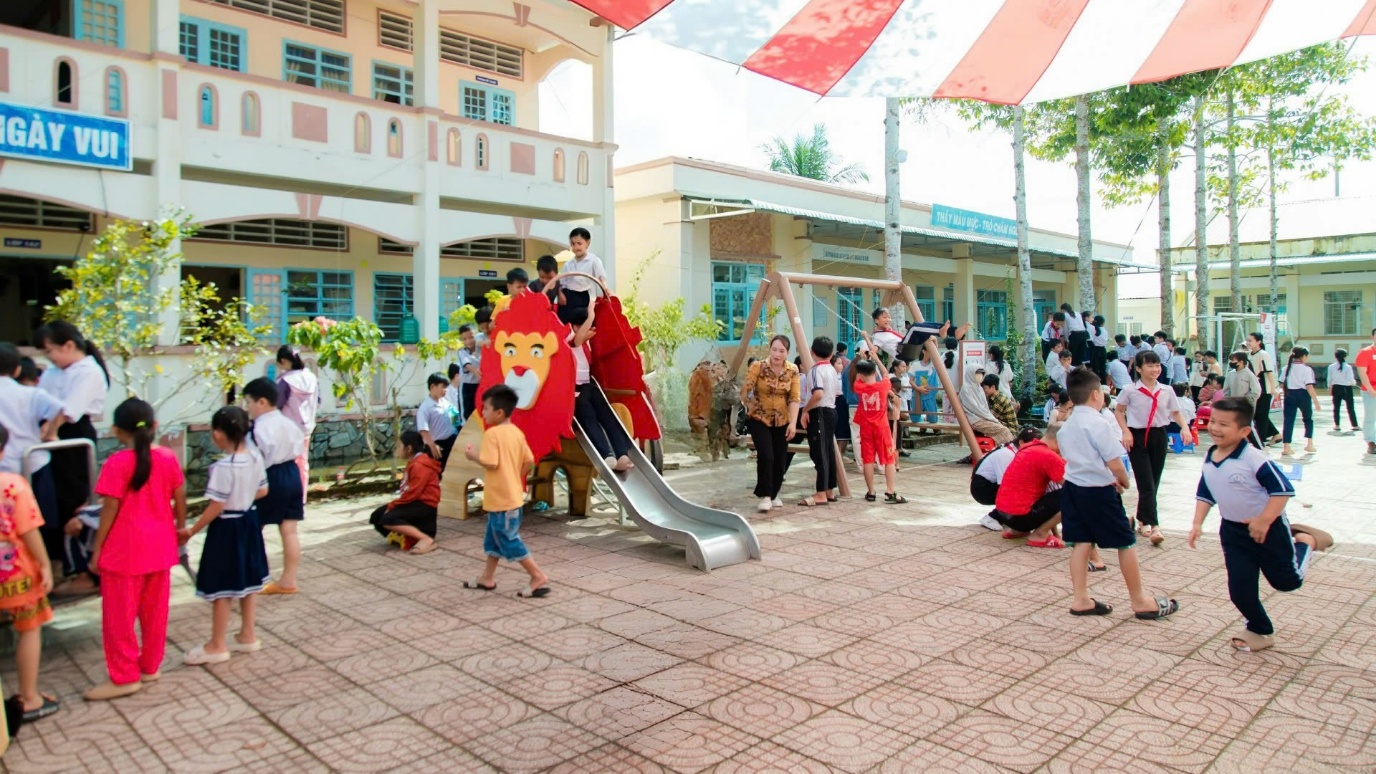 Các em nhỏ thích thú với “Sân chơi chú Sư Tử” mới