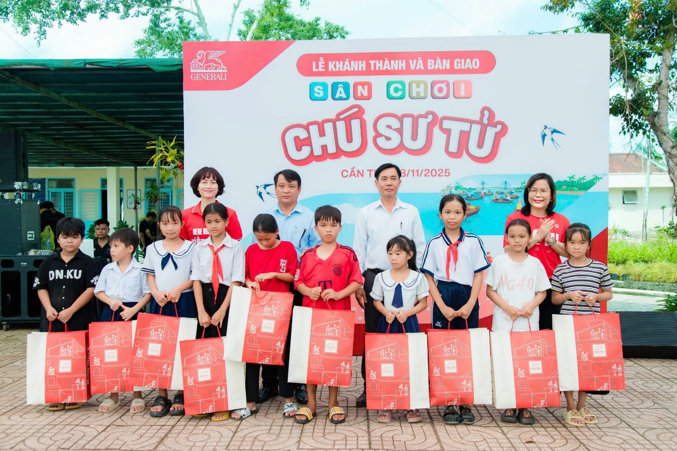 Generali Việt Nam trao tặng những phần quà đặc biệt cho các em học sinh có hoàn cảnh khó khăn đạt thành tích học tập xuất sắc