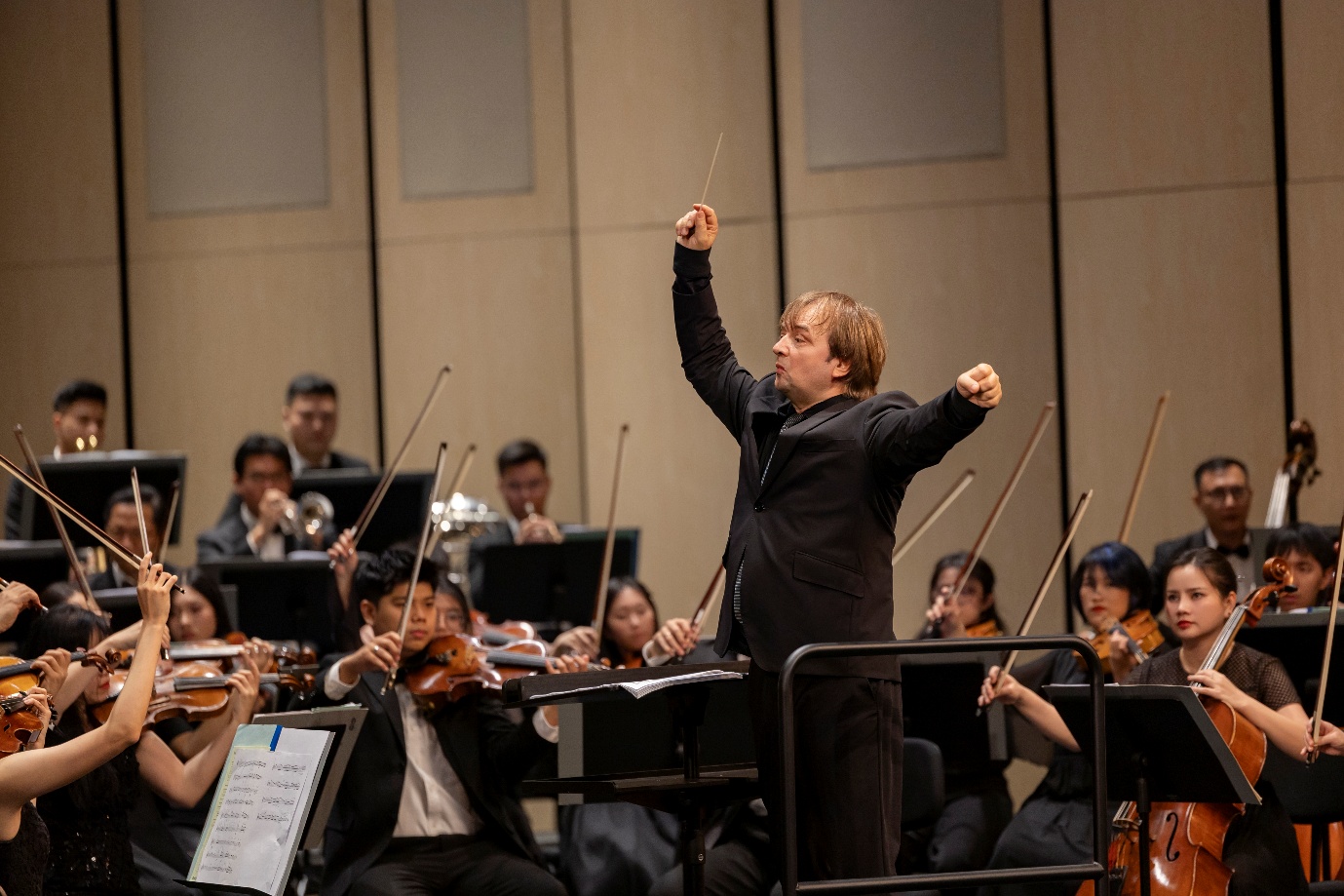 Nhạc trưởng người Nga Yury Tkachenko dẫn dắt đầy cảm xúc. (Nguồn: MSB)