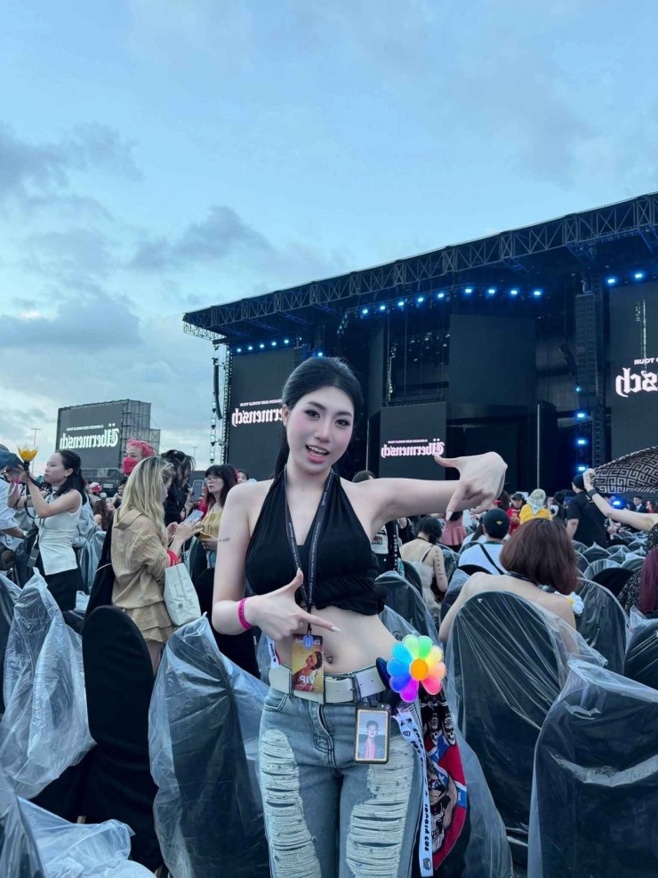 Nguyễn Nụ, em gái của tiền đạo Nguyễn Văn Toàn, từ lâu đã được nhiều người chú ý không chỉ bởi mối quan hệ. với cầu thủ nổi tiếng mà còn bởi nhan sắc nổi bật, đúng chuẩn hot girl Gen Z.