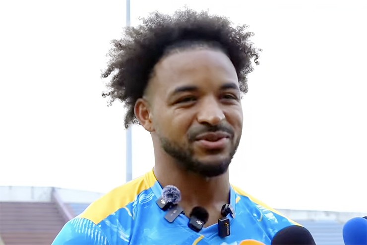 Xuân Son trả lời phỏng vấn trước buổi tập chiều ngày 11/11 của ĐT Việt Nam.