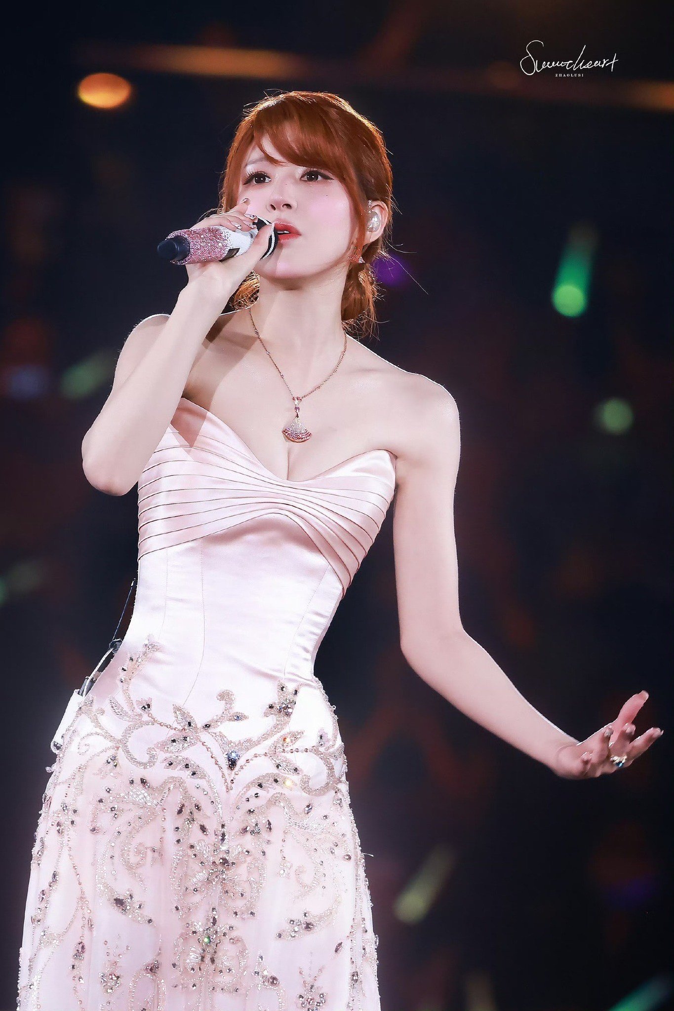 Triệu Lộ Tư trong buổi tiệc sinh nhật cùng fan.