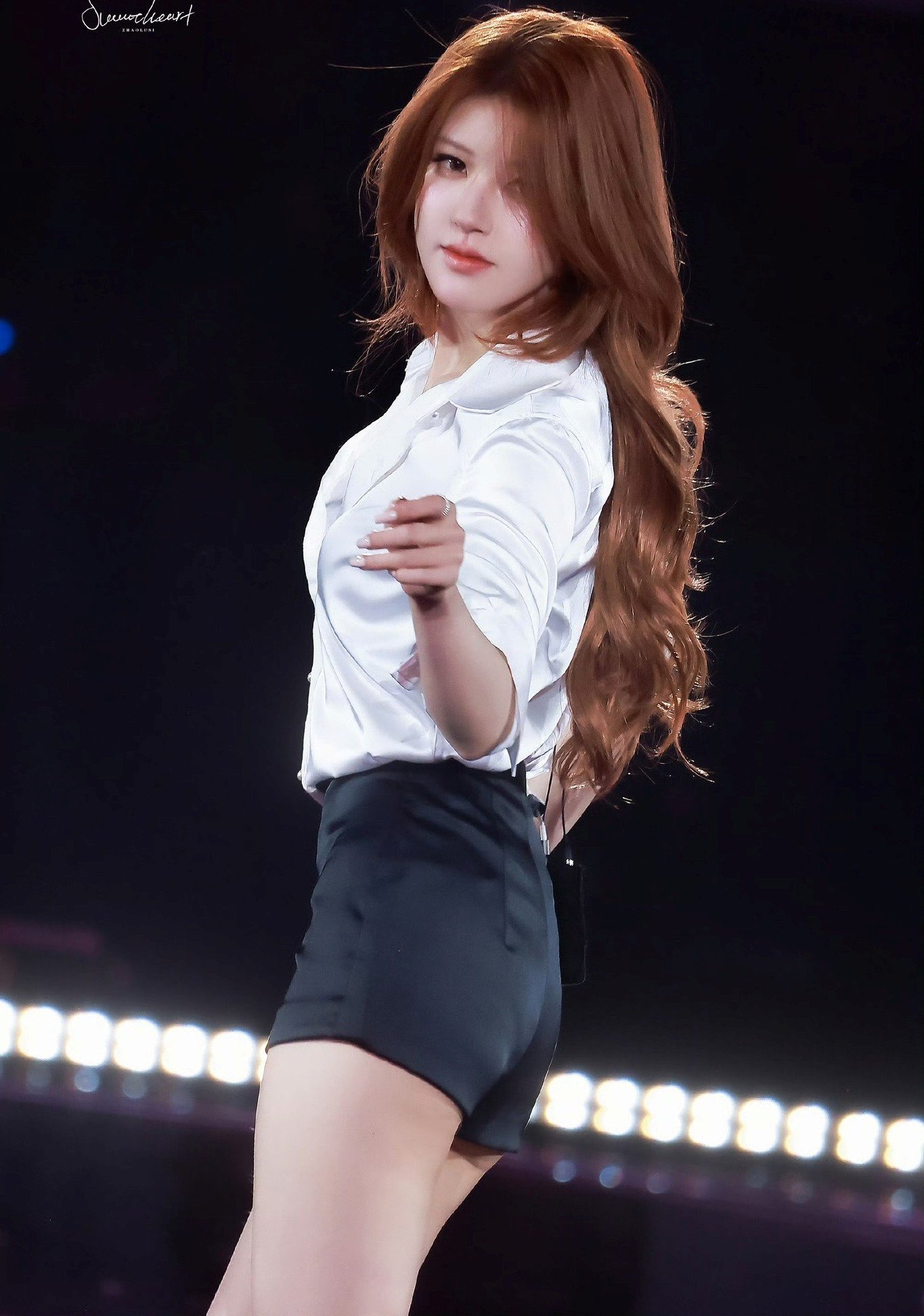 Triệu Lộ Tư trở lại mạnh mẽ sau một năm tạm dừng các hoạt động nghệ thuật.