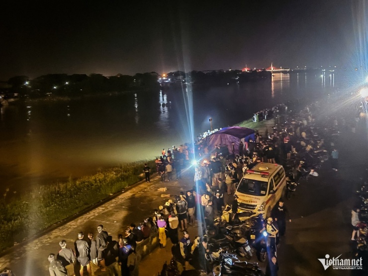 Rất đông người dân có mặt tại hiện trường