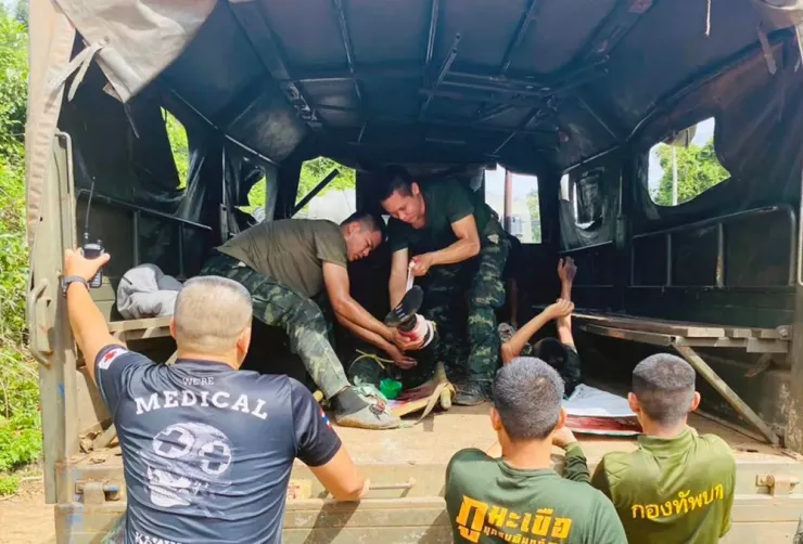 Hai binh sĩ Thái Lan bị thương trong lúc tuần tra tại biên giới ở tỉnh Sisaket, đông bắc Thái Lan, vào ngày 10-11. Ảnh: QUÂN ĐỘI HOÀNG GIA THÁI LAN/EPA