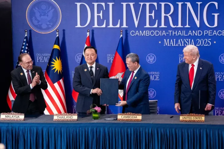 (Từ trái sang) Thủ tướng Malaysia Anwar Ibrahim, Thủ tướng Thái Lan Anutin Charnvirakul, Thủ tướng Campuchia Hun Manet và Tổng thống Mỹ Donald Trump tại lễ ký tuyên bố chung hòa bình ngày 26-10 ở Malaysia. Ảnh: THE NEW YORK TIMES