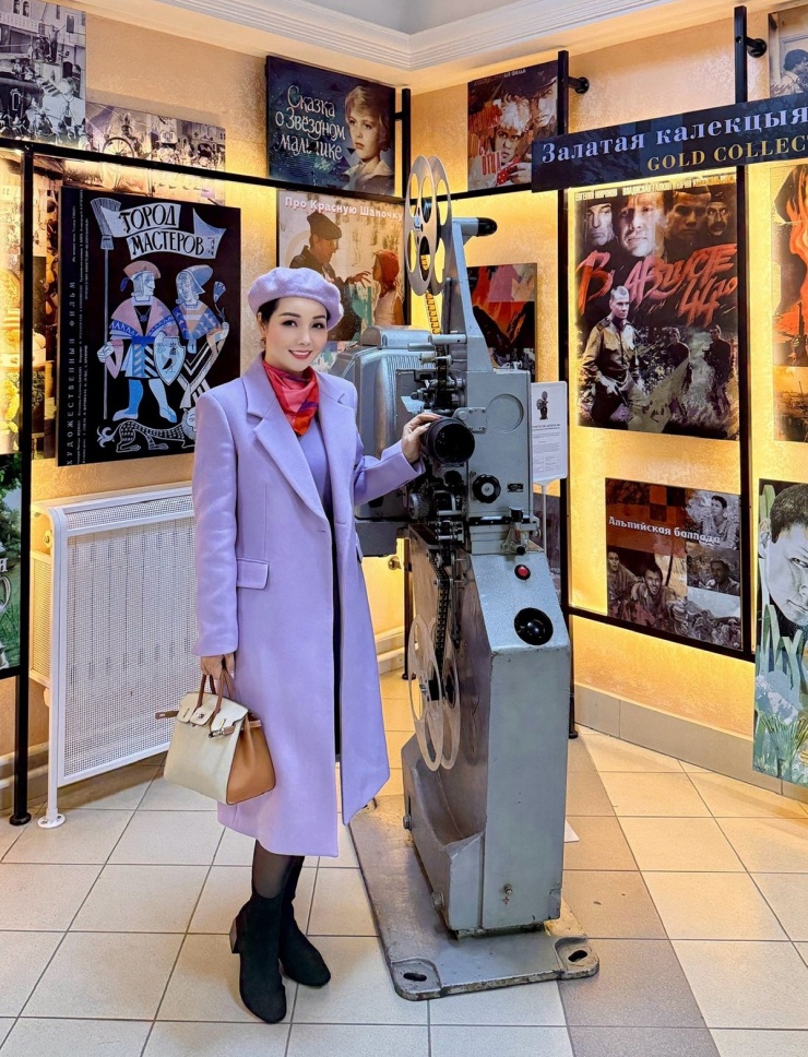 Ảnh sao 12/11: Chồng cũ Diệp Lâm Anh ôm ấp á hậu Vũ Thúy Quỳnh - 7