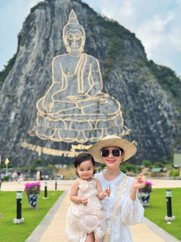 Ảnh sao 12/11: Chồng cũ Diệp Lâm Anh ôm ấp á hậu Vũ Thúy Quỳnh - 8