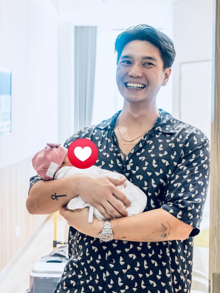 "Sinh nhật của ba năm nay đặc biệt hơn vì có thêm cô gái nhỏ cùng thổi nến - bé Gạo", ngôi sao Hai Phượng bày tỏ.