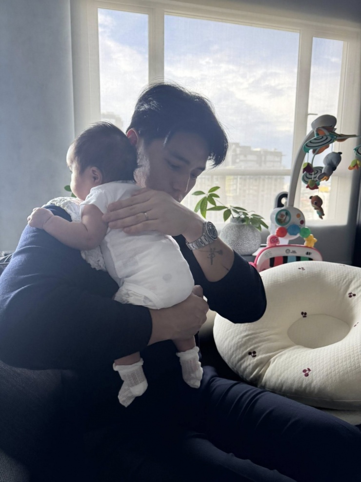 Theo Ngô Thanh Vân, 100 ngày qua Huy Trần bắt đầu hành trình làm cha với trái tim đầy yêu thương nhưng cũng không ít bỡ ngỡ. Cô thấy anh kiên nhẫn hơn, dịu dàng và thể hiện tình cảm nhiều hơn.