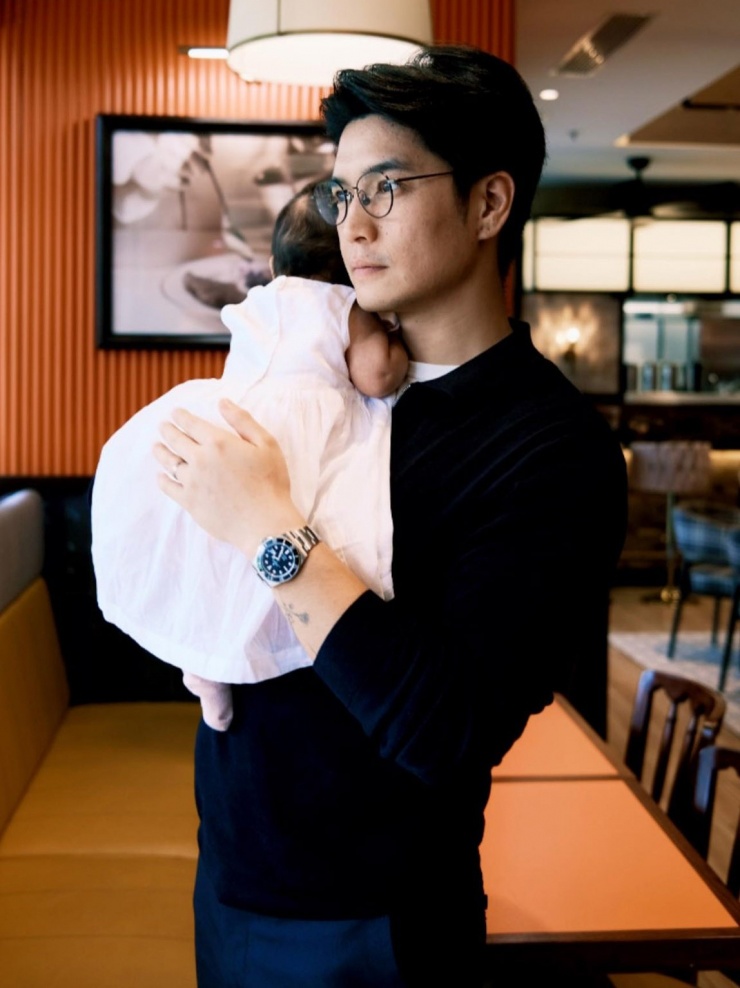 Người đẹp 46 tuổi gọi chồng là điểm tựa, bờ vai vững chãi để cô dựa vào, "là người giữ bình yên cho mẹ và con giữa những hỗn độn đầu đời".