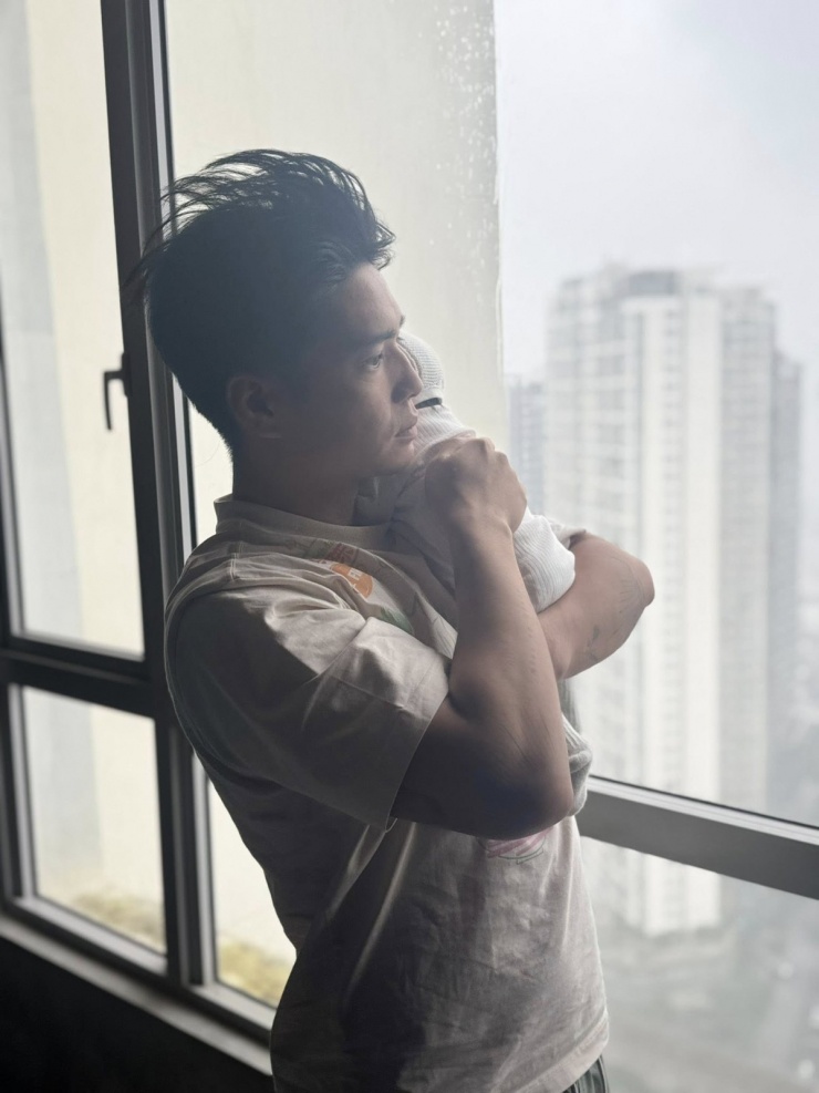 Có những ngày Ngô Thanh Vân thấy mệt mỏi, kiệt sức và tưởng chừng sụp đổ, Huy Trần chỉ lặng lẽ ôm lấy vợ, trao cô ánh mắt động viên để cô biết mình không đơn độc.