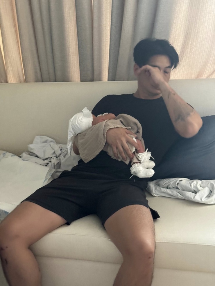 "Cảm ơn ba vì đã cùng mẹ đi qua từng khoảnh khắc, từng đêm trắng, tận hưởng từng nụ cười của con. Cảm ơn ba vì luôn ở đây, yêu thương vô điều kiện, là điểm tựa vững vàng khi mẹ thấy mình yếu đuối nhất", Ngô Thanh Vân nhắn gửi ông xã.