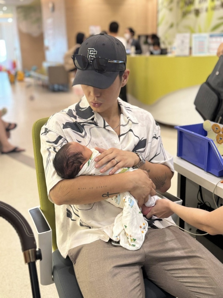 "Đả nữ" cho hay cô chỉ cần nhìn cách chồng ôm và dõi theo hơi thở của bé Gạo là đủ biết tình yêu anh dành cho con lớn đến nhường nào.