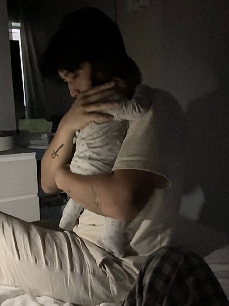 Huy Trần đảm nhận pha sữa buổi sáng, không ngại thức đêm cùng vợ ru con ngủ và luôn là người đầu tiên bật dậy lúc tiểu công chúa khóc giữa khuya.