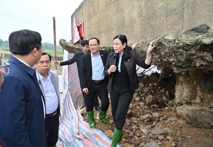 Chủ nhiệm Ủy ban Khoa học, Công nghệ và Môi trường Nguyễn Thanh Hải trao đổi với Chủ tịch tỉnh Phú Thọ Trần Duy Đông tại hiện trường trụ cầu số 3 bị xuống cấp nghiêm trọng. Ảnh: X.Khánh