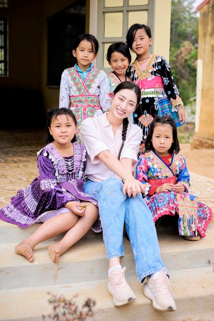 Hoa hậu còn tích cực tham gia các hoạt động xã hội, từ thiện. Tháng 10, cô và mẹ trao quà cho người dân có hoàn cảnh khó khăn trong trận bão lũ ở phường Thục Phán, Cao Bằng. Mùa hè, cô đến hai điểm trường ở xã Pú Hồng, Điện Biên tặng quà cho các em nhỏ.