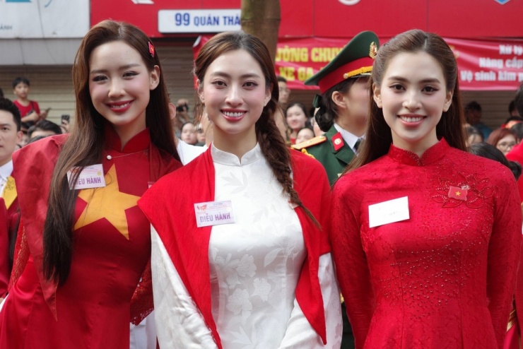Lương Thùy Linh và nhiều người đẹp như Hoa hậu Tiểu Vy (phải), Bảo Ngọc (trái) tham gia lễ diễu hành trên Quảng trường Ba Đình nhân Lễ kỷ niệm 80 năm Cách mạng Tháng Tám và Quốc khánh.