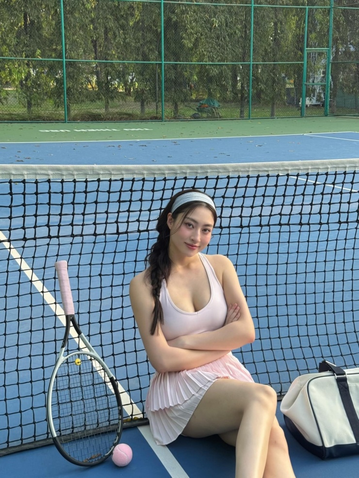 Hàng tuần, cô đều dành vài tiếng để tập gym. Khi rảnh, cô chơi tennis. Người đẹp bắt đầu tập tennis từ năm ngoái và thấy thích thú với môn này.