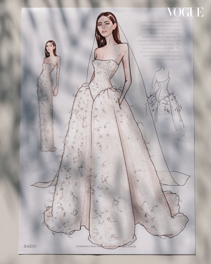 Phần tà dài sáu mét đan xen lông vũ, có thể tháo rời để tạo dáng quây cho tiệc tối.