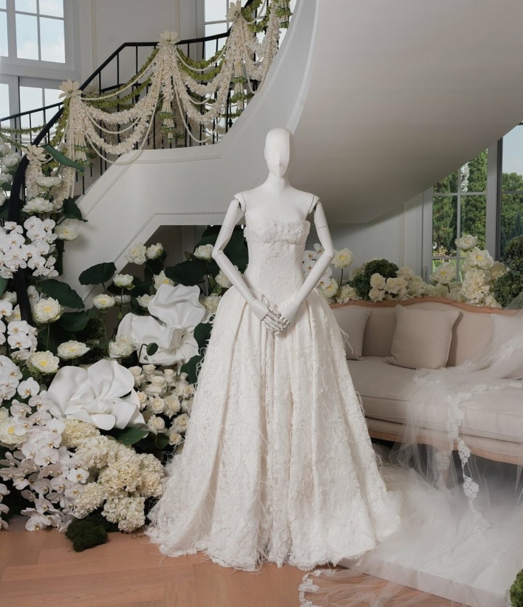 Mai Davika hạnh phúc khi lần đầu thử váy. Clip: L'Officiel Thailand