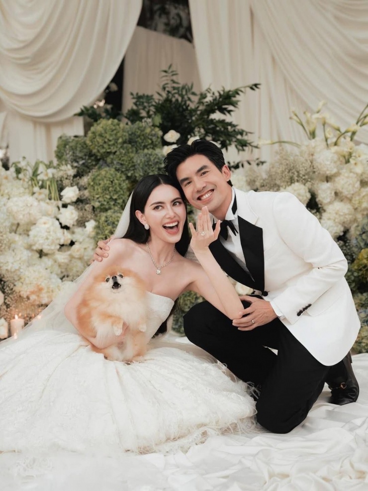 Mai Davika diện váy cưới đính 1.700 cánh bướm - 7