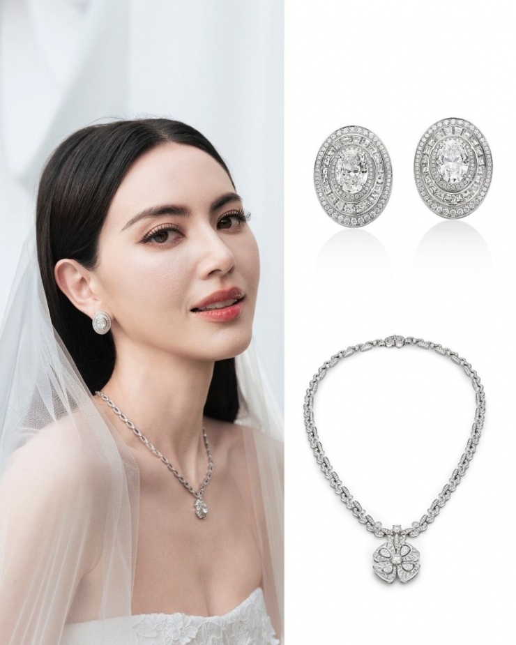 Davika kết hợp hoa tai vàng trắng đính kim cương cắt oval. Cô phối vòng cổ Fiorever thuộc dòng High Jewelry, gồm kim cương tròn và hình quả lê tạo thành bông hoa đẹp mắt.