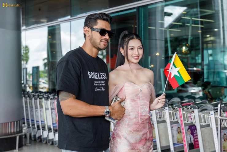 Đại diện Myanmar - Nan Inzali được giám đốc quốc gia tiễn ra sân bay đi Nhật Bản. Cô 23 tuổi, là người mẫu, từng giành danh hiệu Á hậu 1 Miss Universe Myanmar 2025.