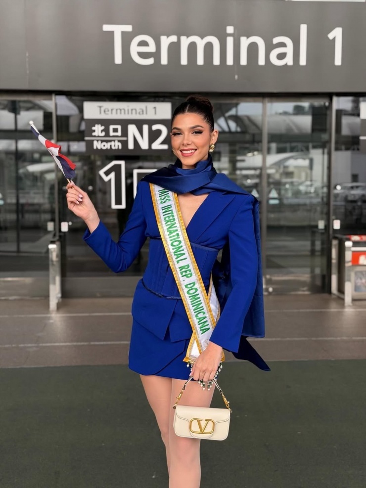 Đại diện Cộng hòa Dominica - Anita Maspons nổi bật ở sân bay trong trang phục thanh lịch, sang trọng. Người đẹp 22 tuổi, là người mẫu và nhà sáng tạo nội dung. Cô từng tham dự Hoa hậu Hoàn vũ Cộng hòa Dominica 2025 và dừng chân ở top 6.
