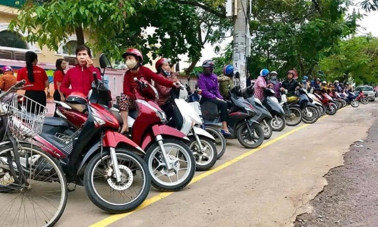 Phụ huynh trật tự chờ đón con tan học trước cổng trường Tiểu học số 2 Bắc Lý.