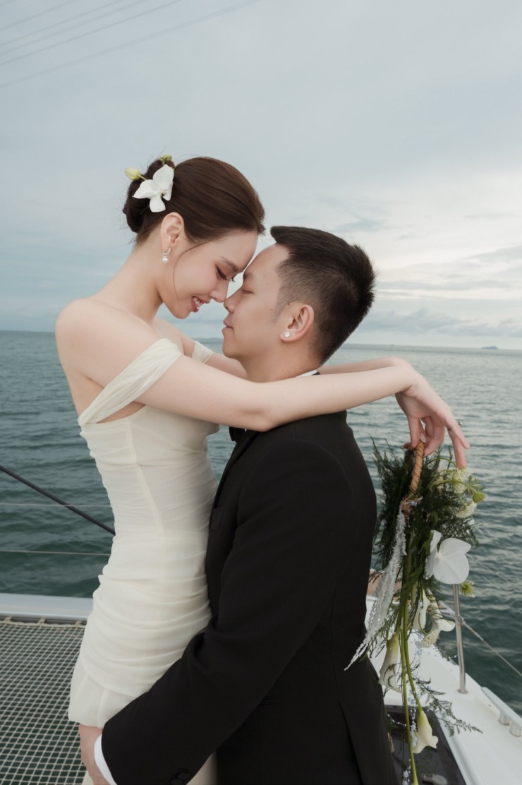 Á hậu cho biết quyết định đi tới hôn nhân vì tình cảm chín muồi, tin tưởng vào Đức Ân.