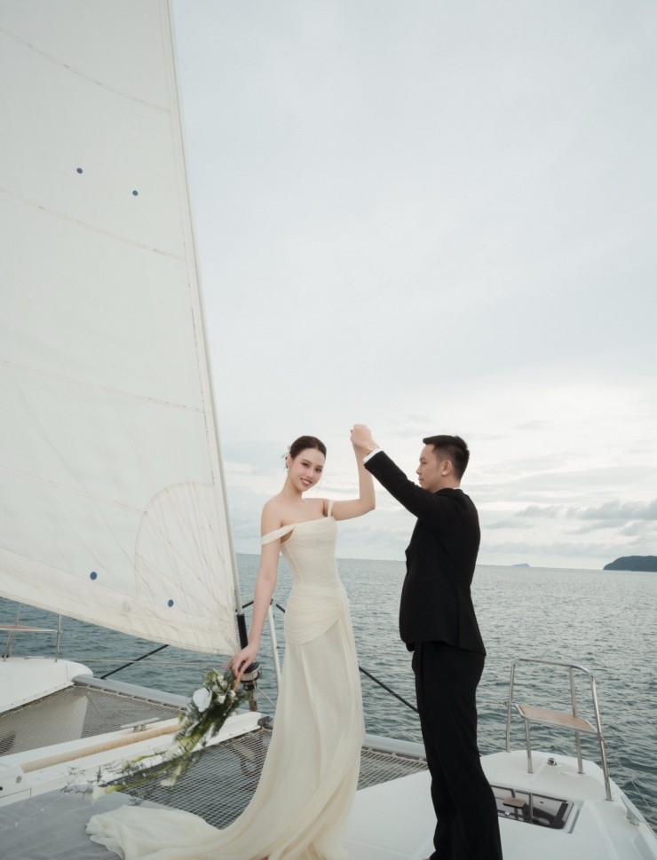 Tâm Như diện váy cưới lụa tôn vai trần, cùng chồng khiêu vũ trên du thuyền.