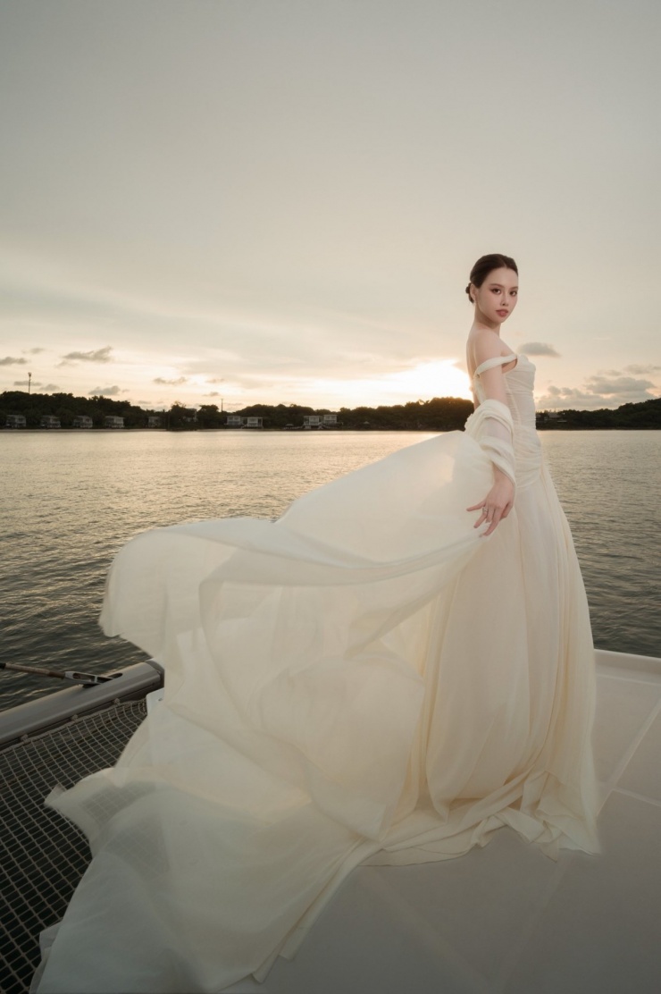 Êkíp ra Phú Quốc vào những ngày đầu tháng 10, gặp thời tiết mưa kéo dài, thuyền không được phép đi xa bờ. Lúc đầu, Tâm Như lo lắng, sợ phải hủy kế hoạch. Tuy nhiên, không lâu sau trời tạnh mưa và có nắng nên mọi người hoàn thiện bộ ảnh nhanh chóng.