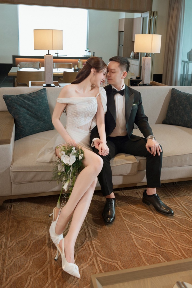 Tâm Như và chồng còn chọn không gian của một khách sạn để chụp bộ ảnh kỷ niệm.