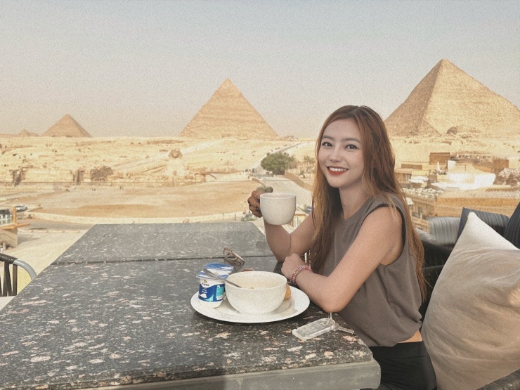 Chị Điệp thường xuyên đặt phòng qua ứng dụng trực tuyến khi đi du lịch. Ảnh: NVCC