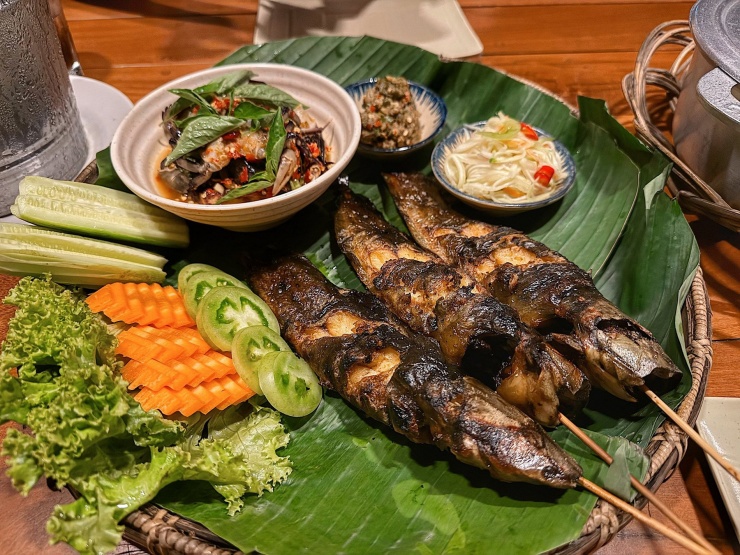 Món cá nướng ăn kèm ba khía và muối me