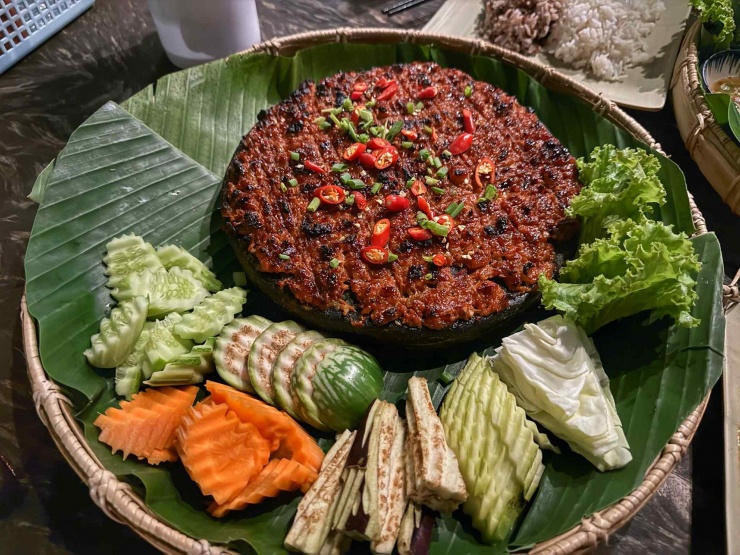 Món thịt lợn nướng ướp cùng các loại gia vị và prahok - một hỗn hợp cá lên men mặn (giống mắm bò hóc ở Việt Nam)