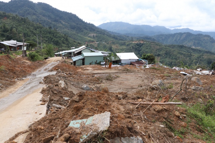 Cận cảnh vụ sạt lở núi kinh hoàng, cuốn phăng 6 ngôi nhà ở xã vùng cao Đà Nẵng - 3