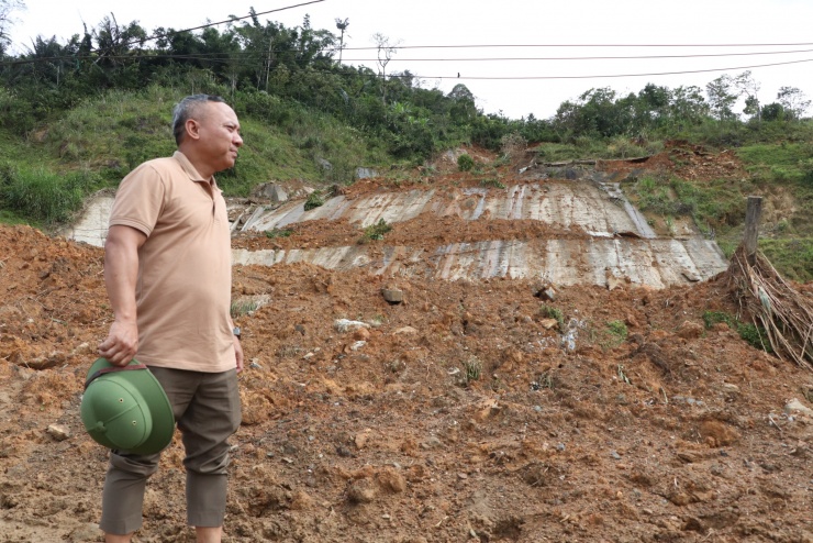 Quả đồi từ trên cao sạt trượt, làm sập 6 nhà dân ở thôn 1, xã Phước Thành