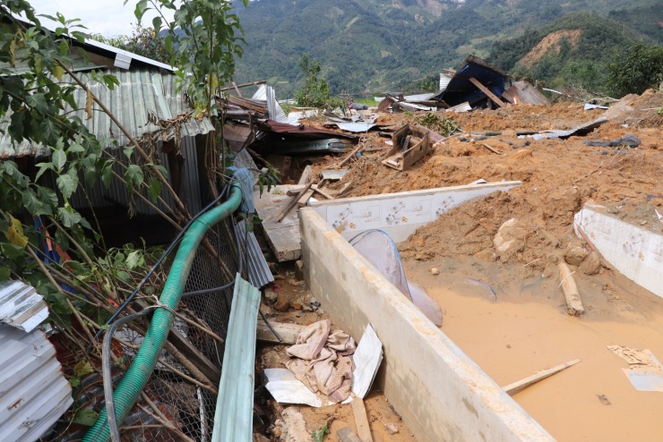 Cận cảnh vụ sạt lở núi kinh hoàng, cuốn phăng 6 ngôi nhà ở xã vùng cao Đà Nẵng - 5