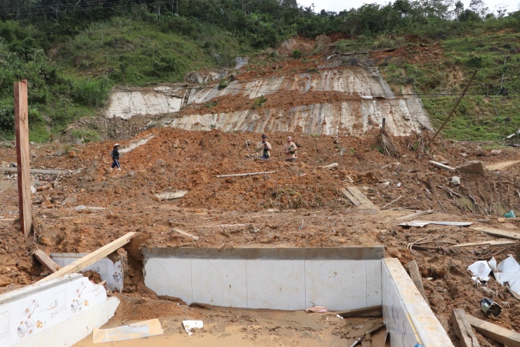 Cận cảnh vụ sạt lở núi kinh hoàng, cuốn phăng 6 ngôi nhà ở xã vùng cao Đà Nẵng - 7