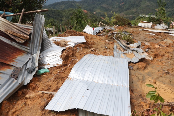 Cận cảnh vụ sạt lở núi kinh hoàng, cuốn phăng 6 ngôi nhà ở xã vùng cao Đà Nẵng - 8